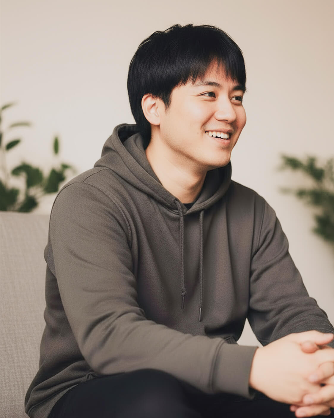 こげ茶のパーカーを来ている黒髪の男性