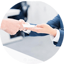 ビジネスシーンで名刺交換を行う様子