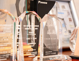 これまでの功績を象徴する表彰盾やトロフィーの数々