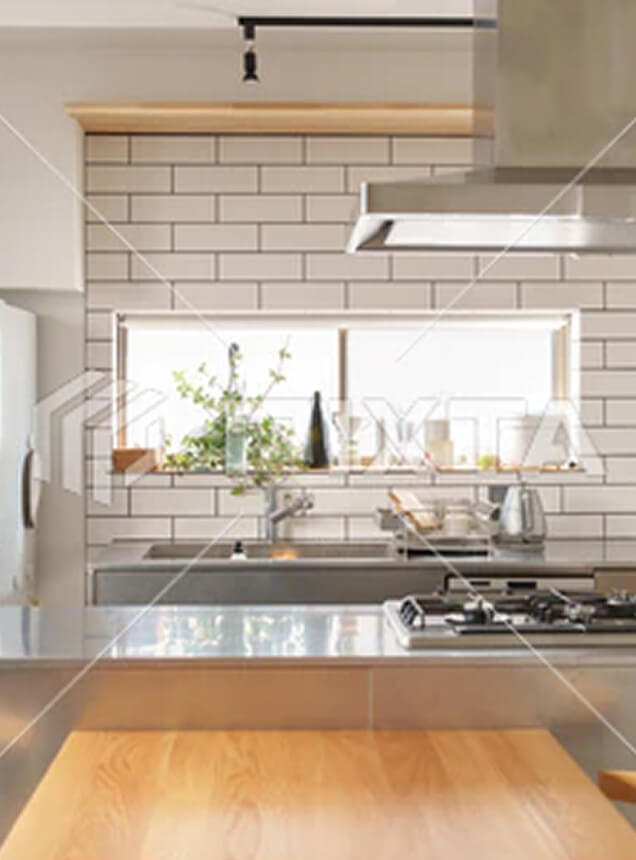 清潔感のあるモダンなキッチンの様子