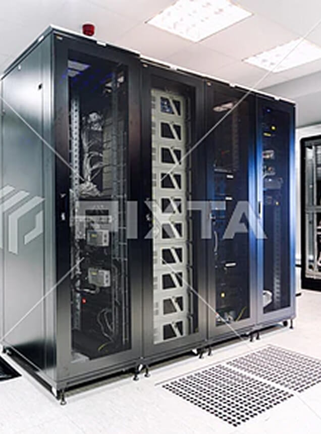 データセンター内のサーバーラックが並ぶ様子