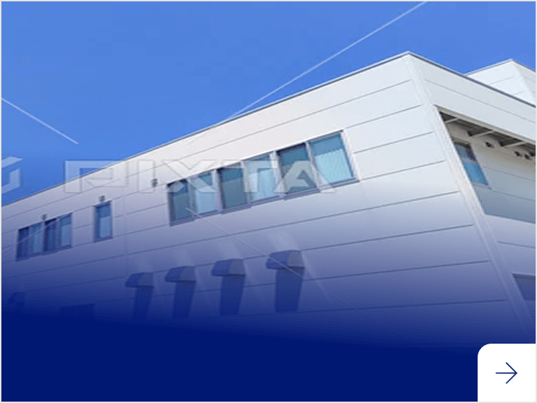 青空の下に建つ白いオフィスビルの外観