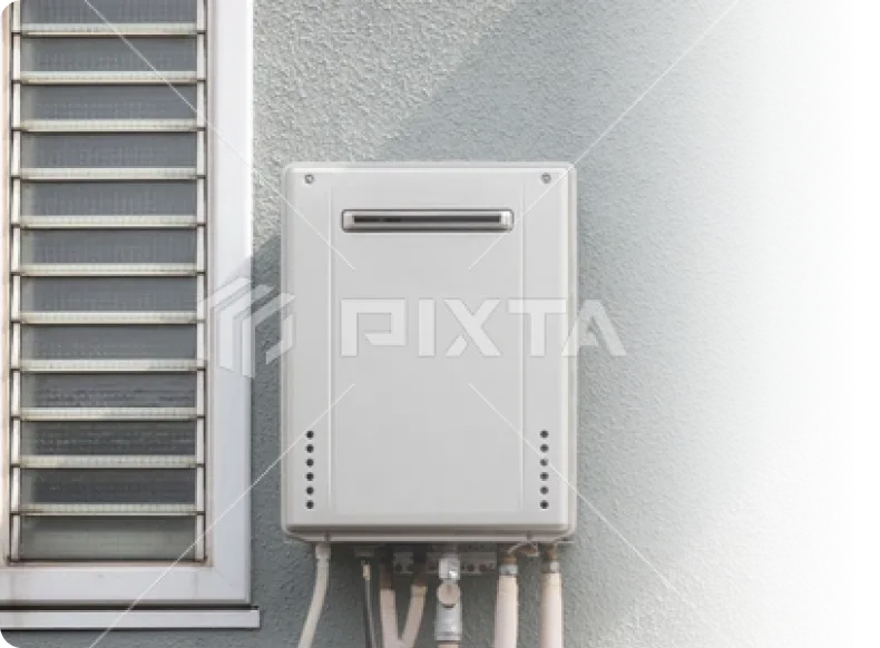 住宅の外壁に設置された給湯器の屋外ユニット